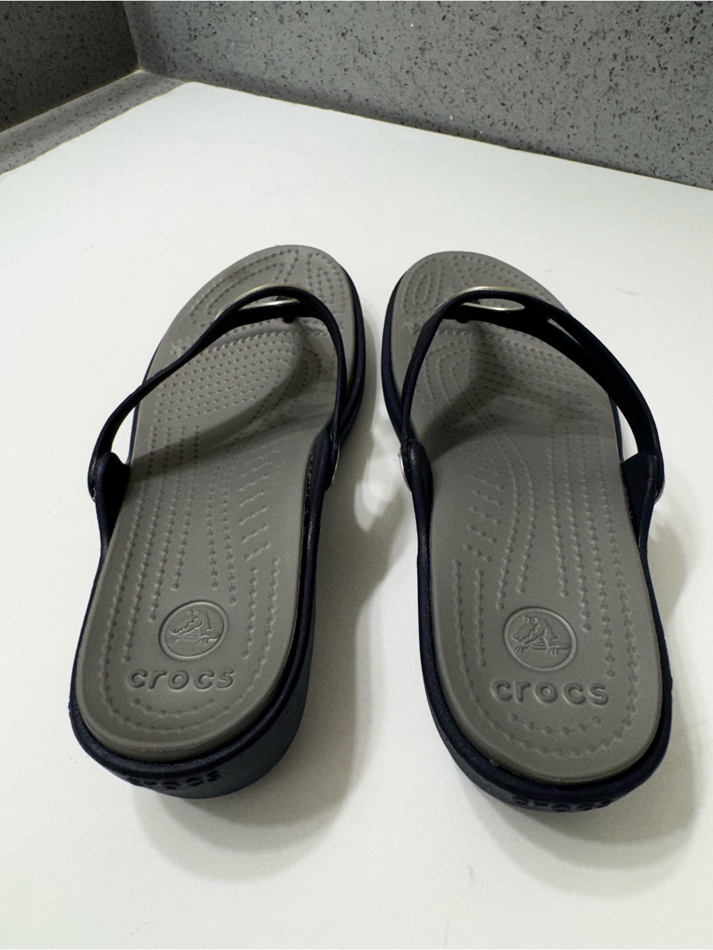 Crocs Sanrah Circle Wedge Flip Sandals in Navy and Silver Sz 9 - Picture 6 of 10
